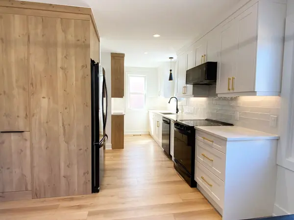 94 West 32nd ST #Main & Second Floor, Hamilton, ON L9C 5G9