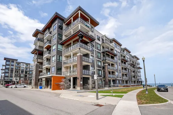 10 Esplanade LN #602, Grimsby, ON L3M 0H1