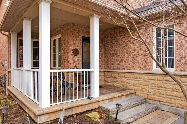 58 Carlinds DR, Whitby, ON L1R 3B8