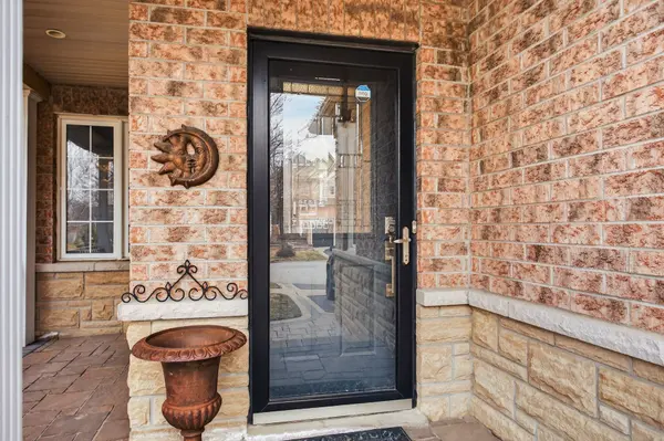 58 Carlinds DR, Whitby, ON L1R 3B8