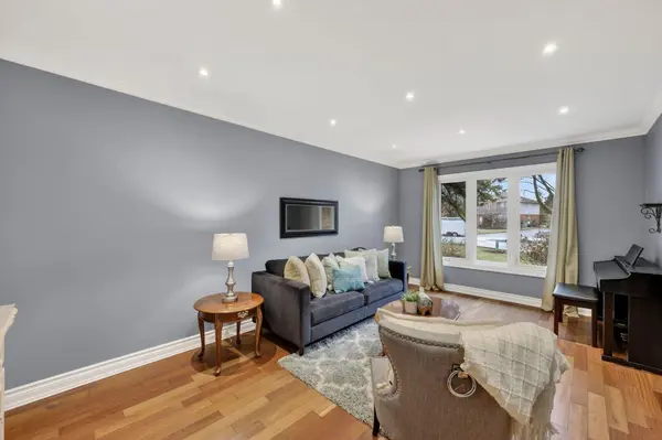 89 Marsden CT, Newmarket, ON L3Y 7P6