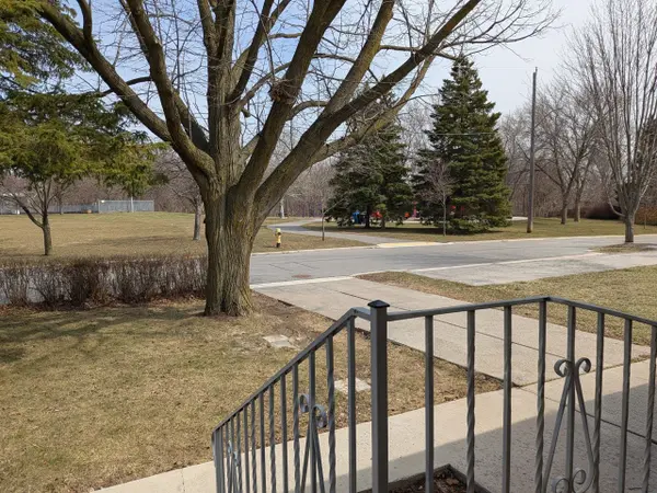 6 Peacham CRES, Toronto W05, ON M3M 1S1