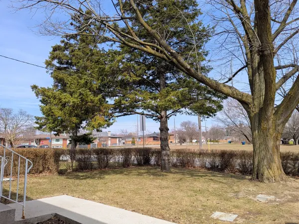 6 Peacham CRES, Toronto W05, ON M3M 1S1