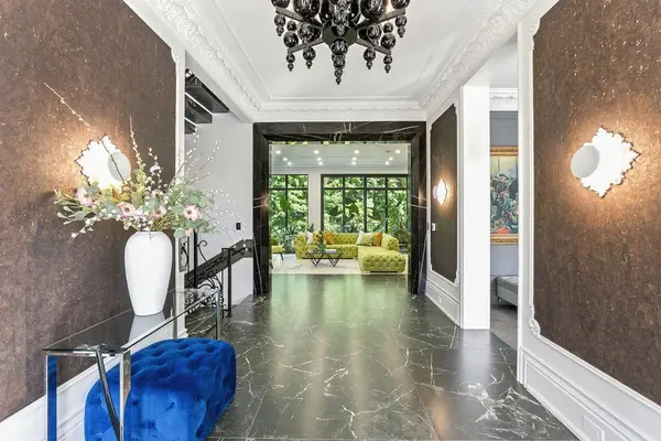 10 Hillavon DR, Toronto W08, ON M9B 2P5