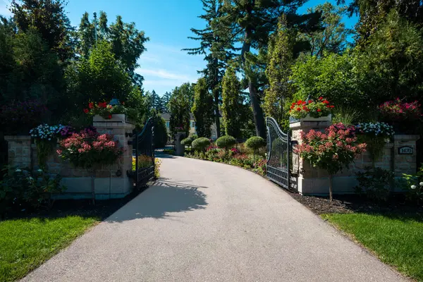 1470 Mississauga RD, Mississauga, ON L5H 2J8