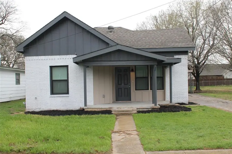 104 S Hubbard Street, Alvord, TX 76225