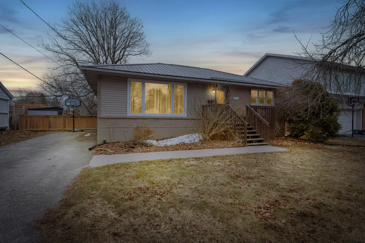 386 McEwen DR, Kingston, ON K7M 3W3