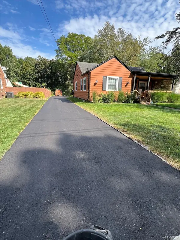 22618 BROOKDALE ST, Farmington, MI 48336