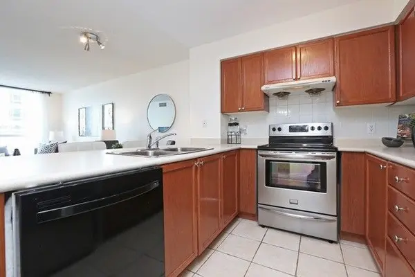 18 Parkview AVE #312, Toronto C14, ON M2N 7H7