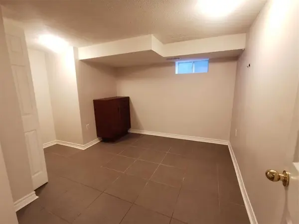 727 Hewson DR, Pickering, ON L1W 1T6