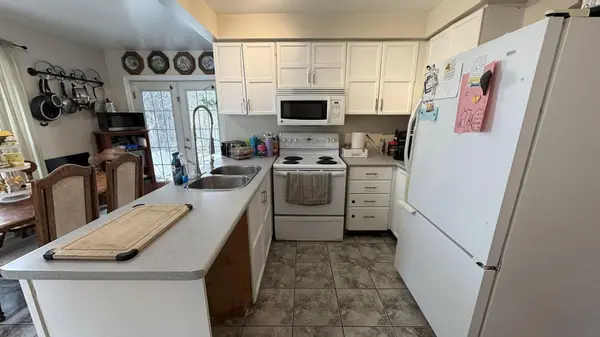 24 Shortreed CT, Barrie, ON L4N 7H8