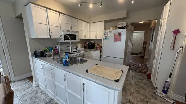 24 Shortreed CT, Barrie, ON L4N 7H8