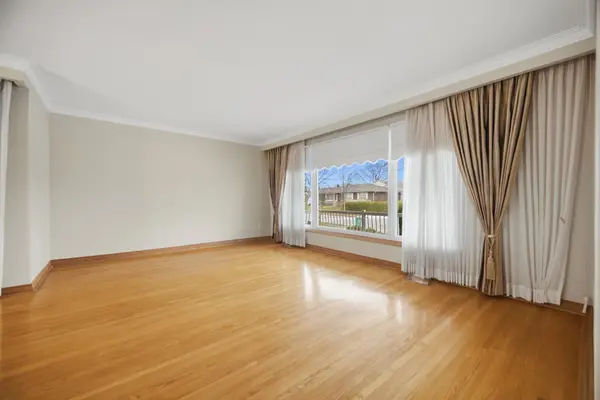 854 Runningbrook DR, Mississauga, ON L4Y 2S1