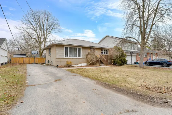 386 McEwen DR, Kingston, ON K7M 3W3