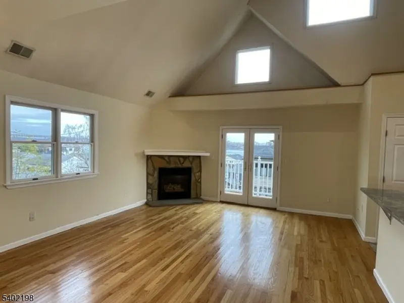 662 Undercliff Ave, Edgewater Boro, NJ 07020