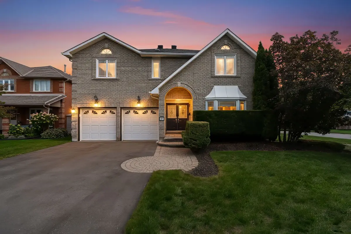 82 Bishop DR, Barrie, ON L4N 7P4