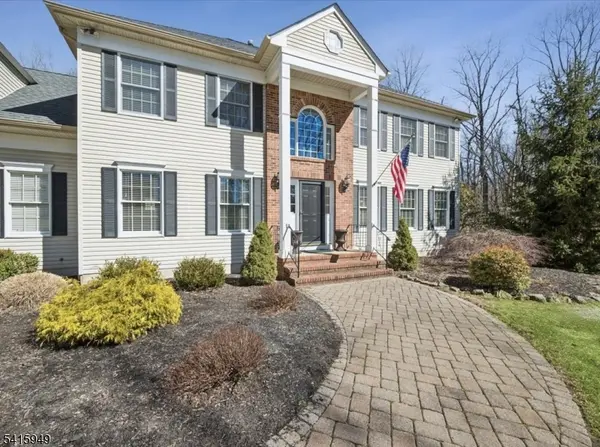 7 Robin Ct, Chester Twp., NJ 07930