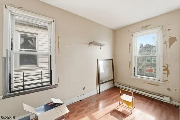 550 Norwood St, East Orange City, NJ 07018