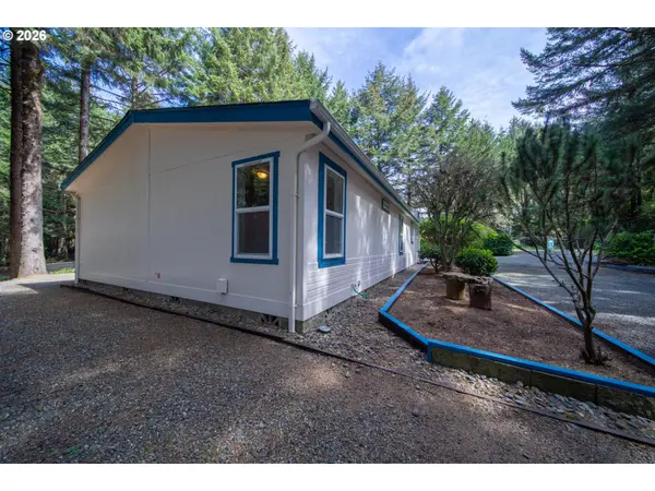 62196 CROWN POINT RD, Coos Bay, OR 97420