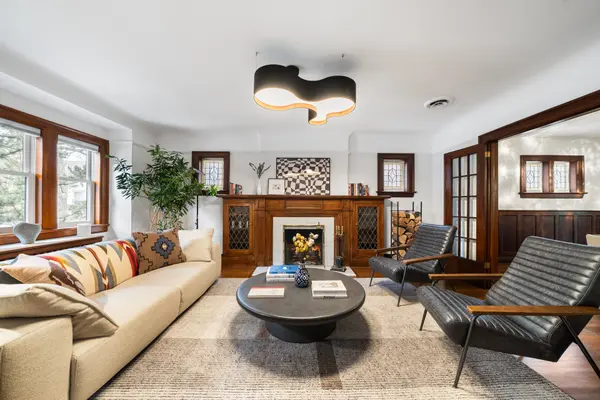 113 Eastbourne AVE, Toronto C03, ON M5P 2G4