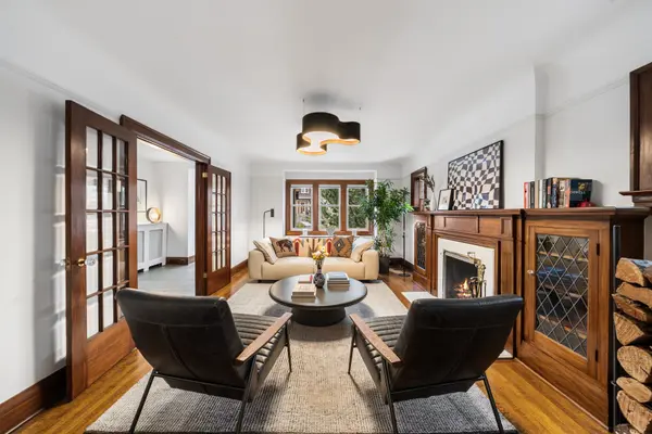 113 Eastbourne AVE, Toronto C03, ON M5P 2G4