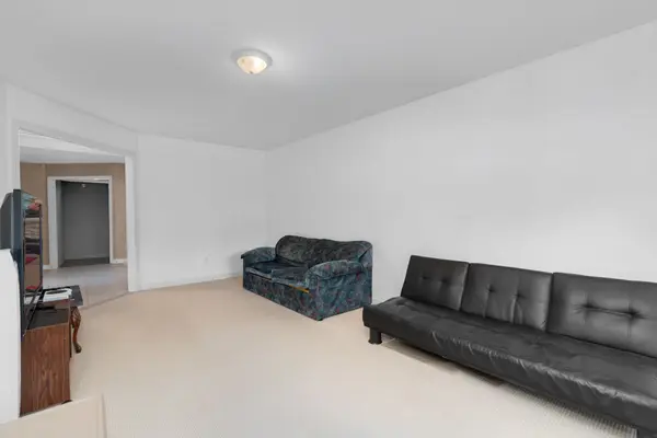 82 Bishop DR, Barrie, ON L4N 7P4