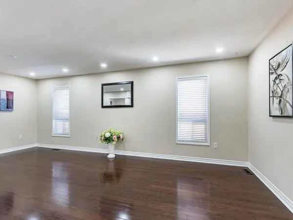 5 Sams CRES, Brampton, ON L7A 3T8