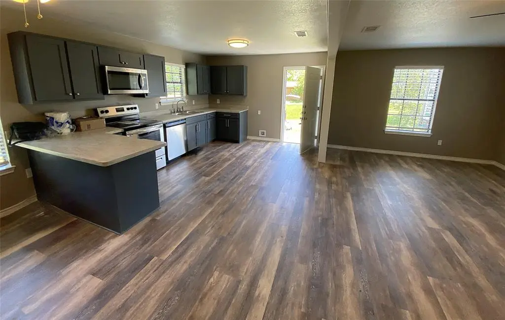 1502 Daffan Avenue, Ennis, TX 75119