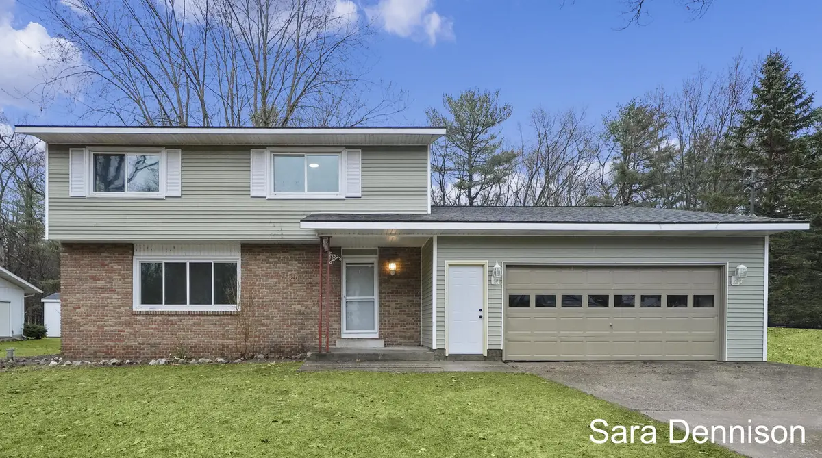 760 E Wedgewood DR, Laketon Twp, MI 49445