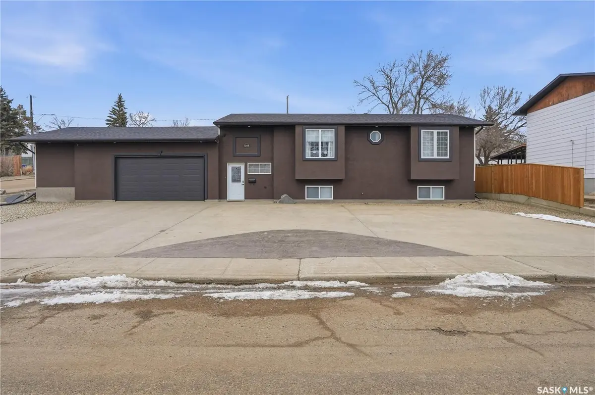 1068 Athabasca STREET W, Moose Jaw, SK S6H 2E6