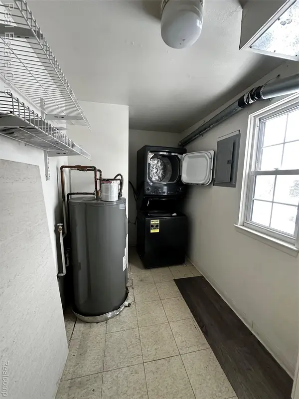 102 Princeton DR, South Lyon, MI 48178