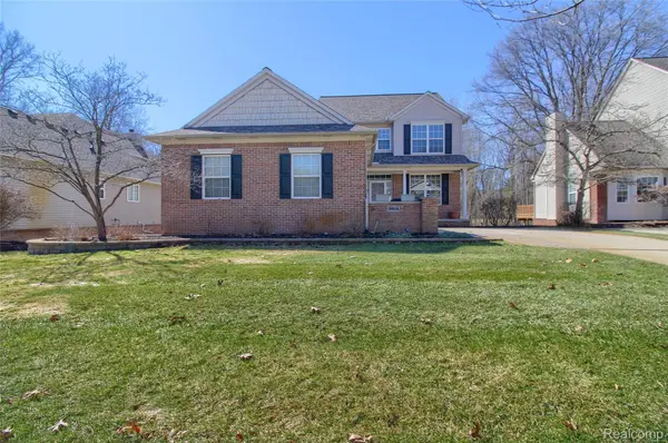 9814 Tioga TRL #120, Hamburg Township, MI 48169