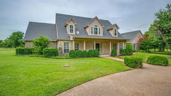 500 Navajo Court, Runaway Bay, TX 76426