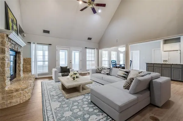 500 Navajo Court, Runaway Bay, TX 76426