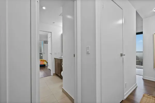 98 Lillian ST #2215, Toronto C10, ON M4S 0A5