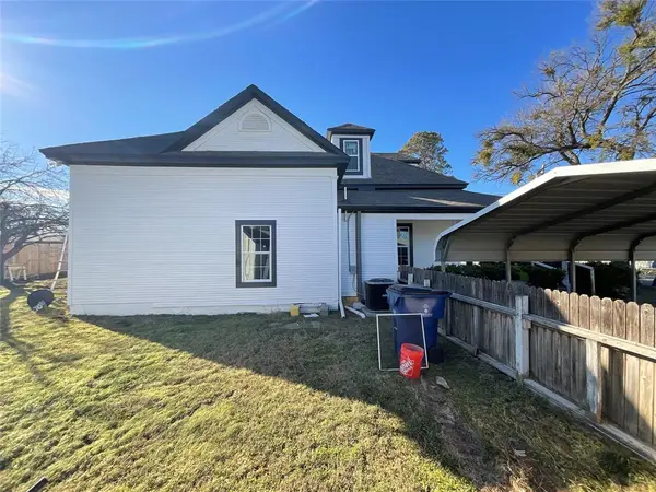 207 College Street, Chico, TX 76431