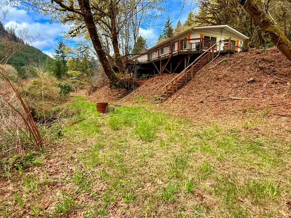 11425 E MAPLETON RD, Mapleton, OR 97453