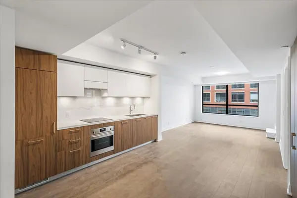 33 Frederick Todd WAY #305, Toronto C11, ON M4G 0C9