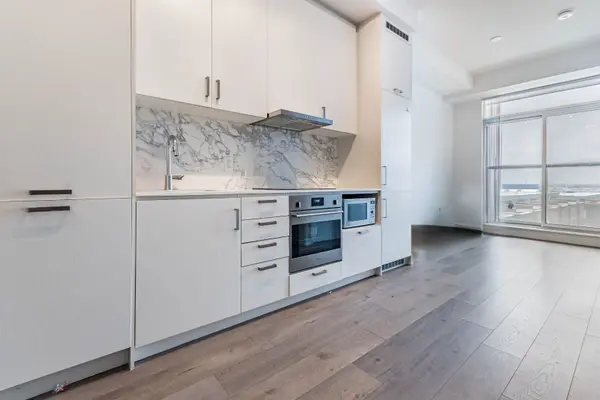 60 Honeycrisp CRES #522, Vaughan, ON L4K 0N5