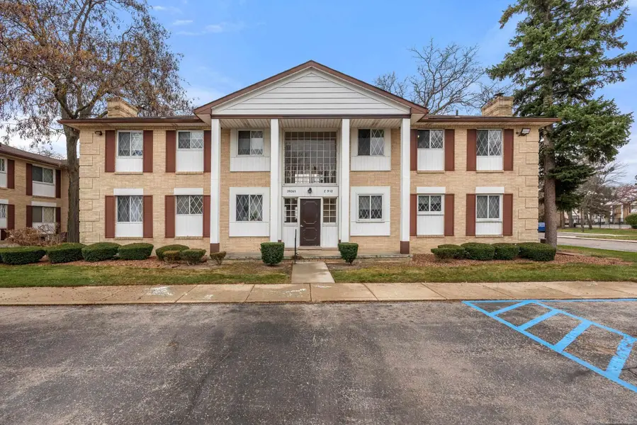 29265 Hayes RD, Warren, MI 48088