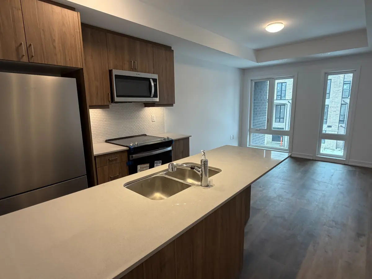 3 Bancroft LN #205, Richmond Hill, ON L4E 1M1