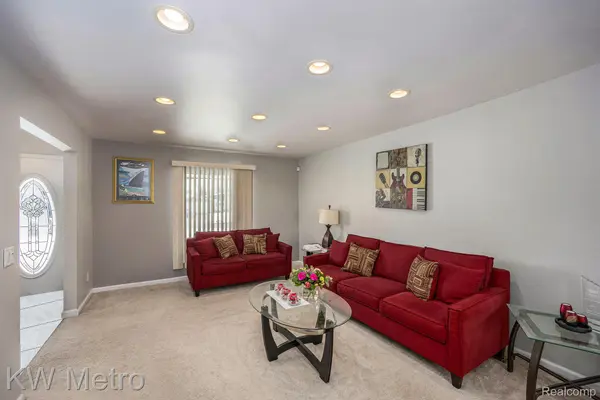 29370 Stellamar DR, Southfield, MI 48076