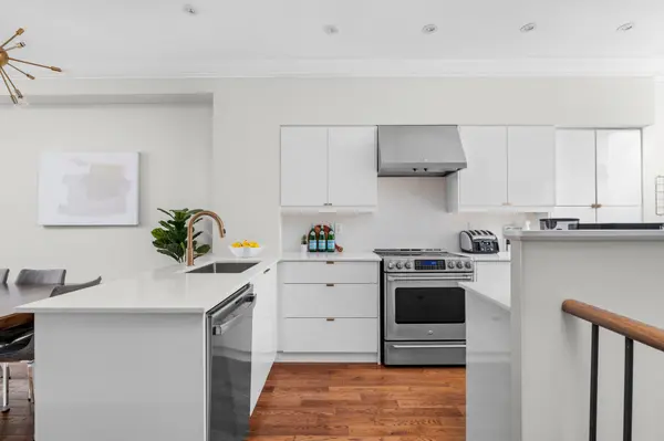 23 East York AVE, Toronto E03, ON M4K 3Z8