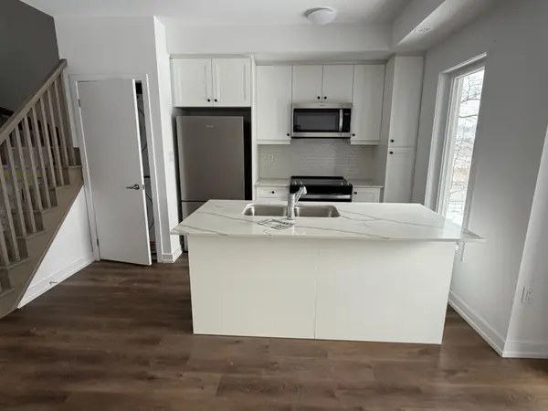 3 Bancroft LN #203, Richmond Hill, ON L4E 1M1