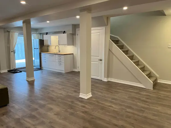 21 Nicholson DR, Barrie, ON L4N 8L7