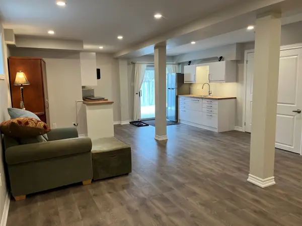 21 Nicholson DR, Barrie, ON L4N 8L7