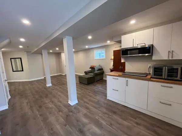 21 Nicholson DR, Barrie, ON L4N 8L7