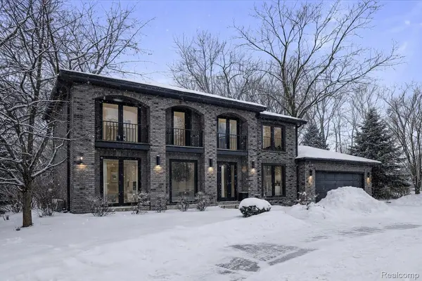 6018 Glen Eagles DR, West Bloomfield Charter Township, MI 48323