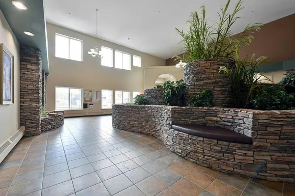 20 Discovery Ridge Close SW #108, Calgary, AB T3H 5X4