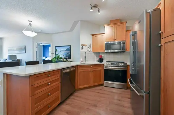 20 Discovery Ridge Close SW #108, Calgary, AB T3H 5X4